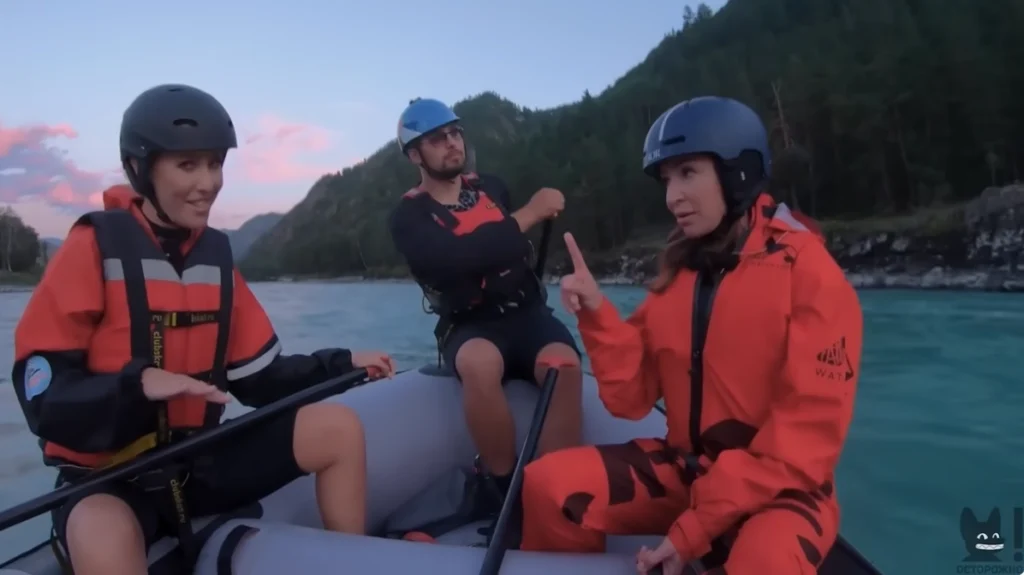 Ксения Собчак и Елена Блиновская в лодке во время интервью