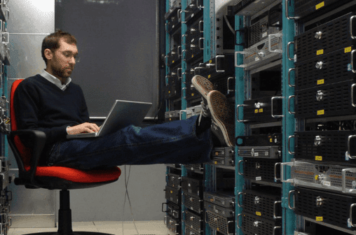 IT-предприниматель с ноутбуком в серверной